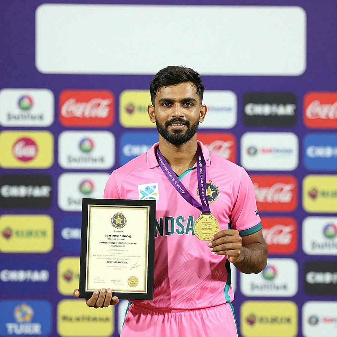 দুই বছরে ছয় অধিনায়ক: পাকিস্তানের টি-টোয়েন্টি দরজা কেন থামতেই চায় না দুই বছরে ছয় অধিনায়ক: পাকিস্তানের টি-টোয়েন্টি দরজা কেন থামতেই চায় না