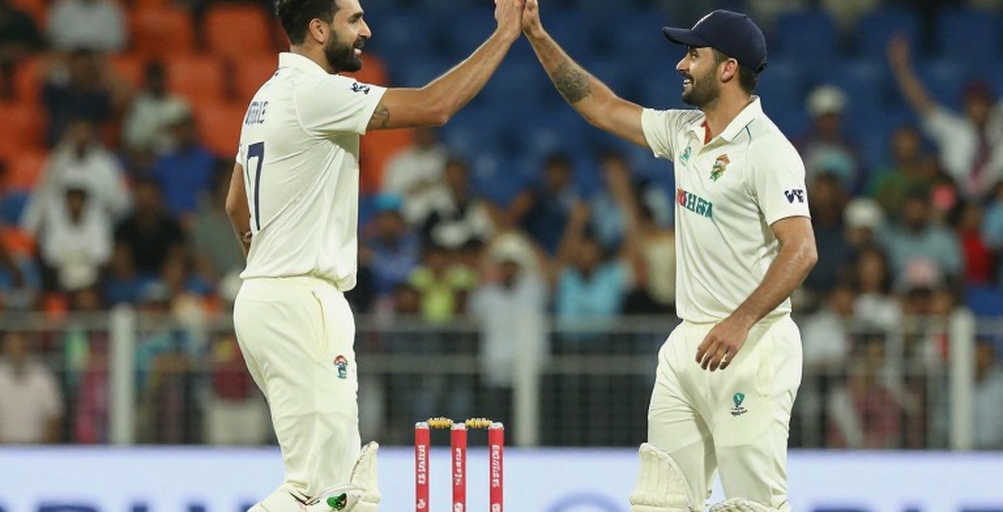 রঞ্জি ট্রফি: শামির গতি, দেসাইয়ের স্পিন — হেডলাইনের আড়ালে যে গল্পটা লুকিয়ে আছে রঞ্জি ট্রফি: শামির গতি, দেসাইয়ের স্পিন — হেডলাইনের আড়ালে যে গল্পটা লুকিয়ে আছে